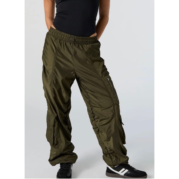 New with Tags Charlotte Russè pants, ruched side all the way up on both sides - Picture 2 of 4